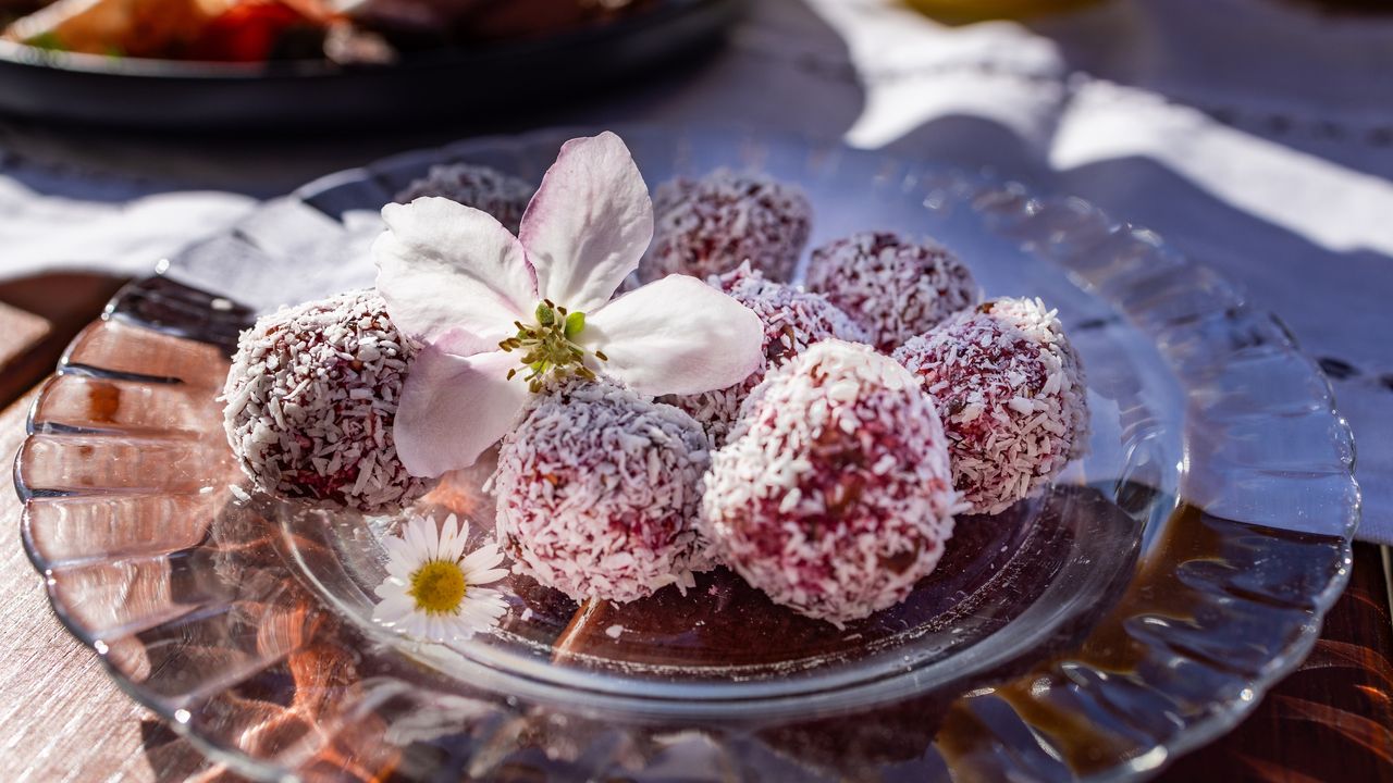 Hausgemachte Power Kugeln für den optimalen Start in den Tag Hausgemachte Power Kugeln für den optimalen Start in den Tag